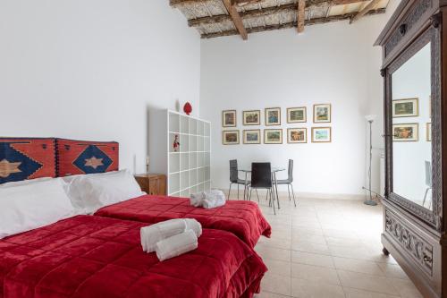 A bed or beds in a room at Sant'Agostino Apartment by DomuSicily