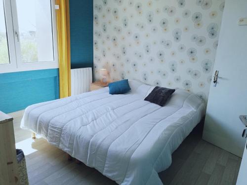 Un pat sau paturi într-o cameră la Les gîtes du Thouet