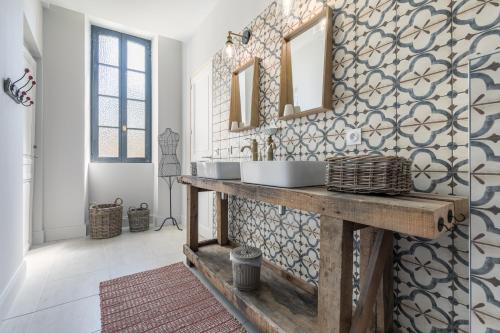 A bathroom at Le Logis d'Augustin