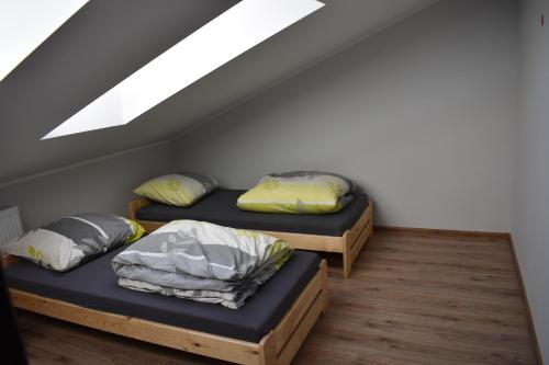 two bunk beds in a room with a skylight at Newland Wójtowicz in Debrznica