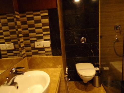 Un baño de Hotel Aura - New Delhi Railway Station