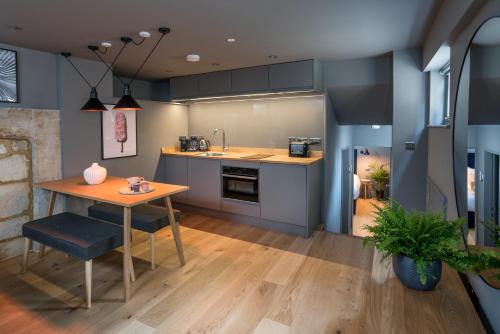 Cucina o angolo cottura di Hiding Space - Trim Street Apartments