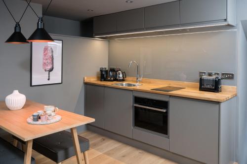 Cucina o angolo cottura di Hiding Space - Trim Street Apartments