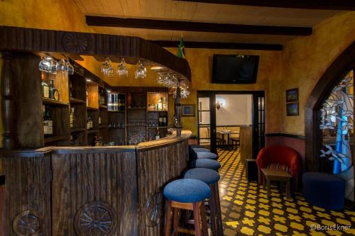 un bar con una fila de taburetes en una habitación en Hotel Ciudad Vieja en Guatemala