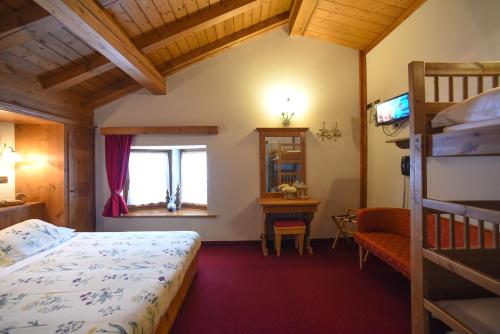 Postel nebo postele na pokoji v ubytování Hotel Garnì Il Cirmolo