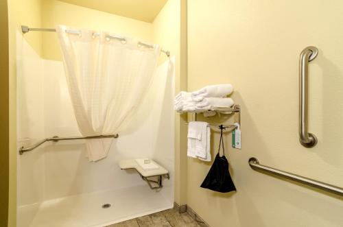 A bathroom at Cobblestone Inn & Suites - Ord
