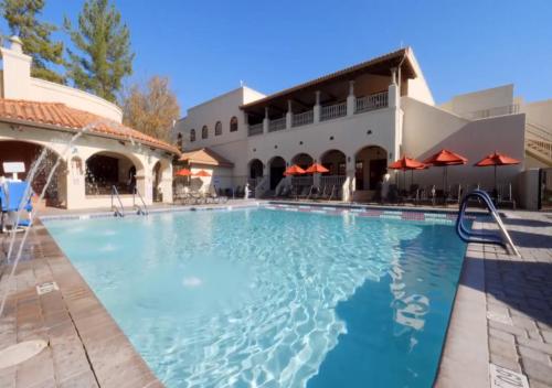 une grande piscine en face d'un bâtiment dans l'établissement Los Abrigados Resort and Spa, à Sedona