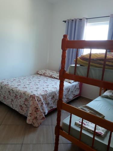1 dormitorio con litera y escalera en Apartamentos de Penha, en Penha