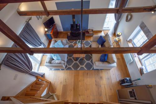 einen Blick über ein Wohnzimmer mit Sofa in der Unterkunft Cherry Orchard Lodge in Bath