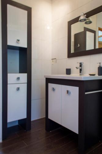 une salle de bain avec un lavabo et un miroir dans l'établissement Mas l'espero, à Caphan