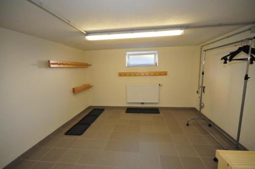 ein leeres Zimmer mit einem Whiteboard an der Wand in der Unterkunft Appartement Seiwald in Leogang