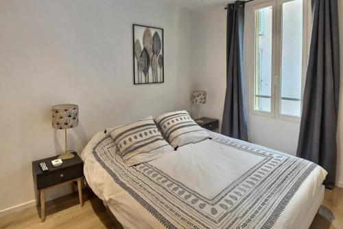 a bedroom with a bed and a window at Charming Appartement II in Antibes