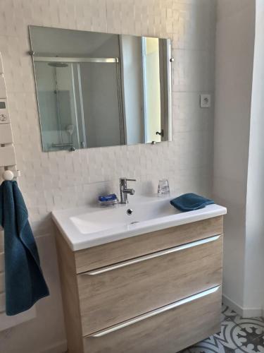 une salle de bain avec un lavabo et un miroir dans l'établissement Charming Appartement II, à Antibes