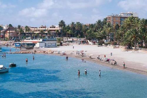 un grupo de personas en el agua en una playa en Casa Luna, en Santiago de la Ribera