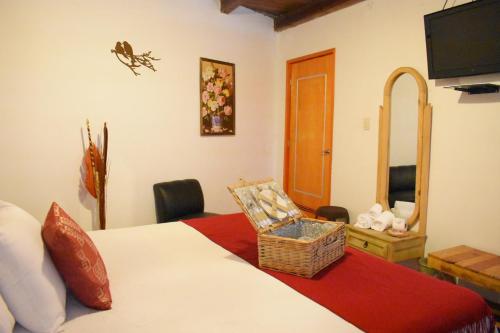 塔巴巴的住宿－Real Carretero，一间卧室,配有一张带篮子的床