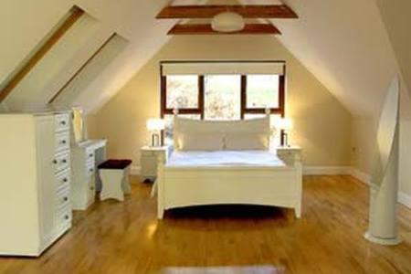 een slaapkamer met een bed, een dressoir en een raam bij Westport, Co. Mayo - Sleeps 10, Pool Table, ideal holiday base in Westport