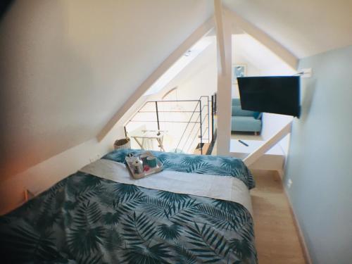 une chambre avec un lit et un escalier dans l'établissement La Madeleine, à Vannes