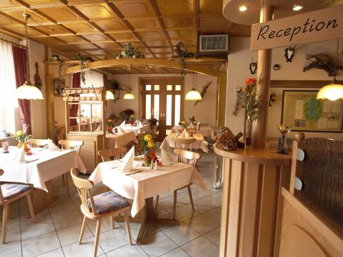 Reštaurácia alebo iné gastronomické zariadenie v ubytovaní Landgasthof Fleischhauer