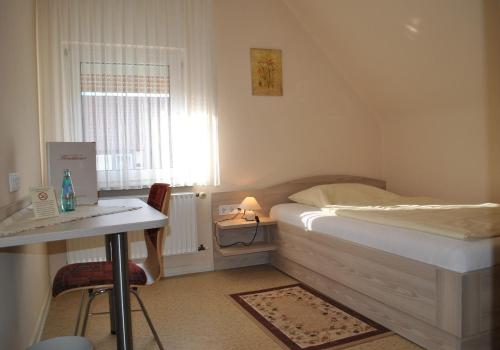 Tempat tidur dalam kamar di Landgasthof Fleischhauer