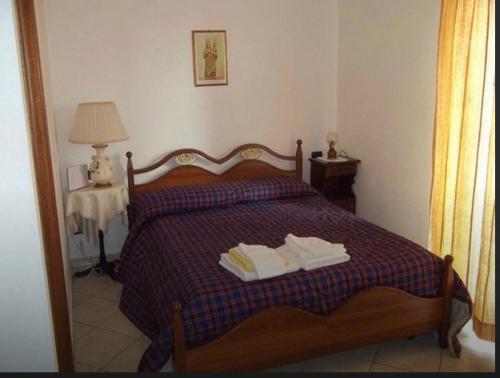 a bedroom with a bed with two books on it at B&B Ramses in Uta