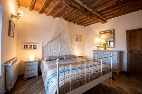 een slaapkamer met een bed en twee nachtkastjes bij La Casina di Pia in Montieri
