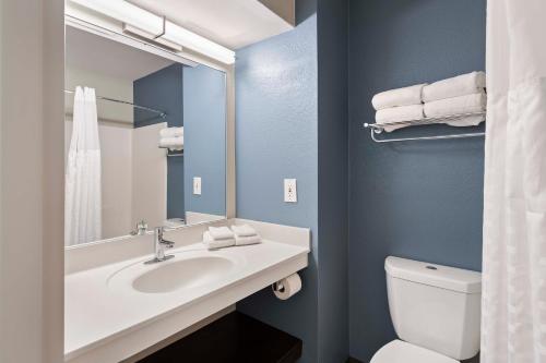 uma casa de banho com um lavatório e um WC em Extended Stay America Suites - Charlotte - University Place em Charlotte