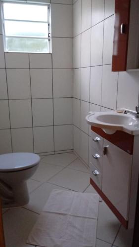 Ett badrum på Hospedaria Tinoco