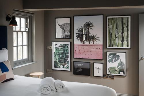 Letto o letti in una camera di Hiding Space - Trim Street Apartments