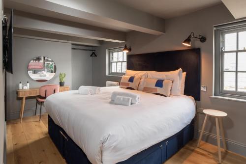 Letto o letti in una camera di Hiding Space - Trim Street Apartments