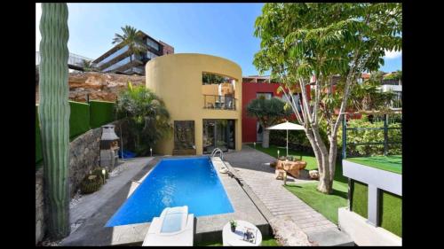 ein Haus mit einem Swimmingpool davor in der Unterkunft Villa Las Terrazas 17•Exclusive Chill Out and Pool. in San Bartolomé de Tirajana