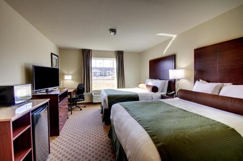 Postel nebo postele na pokoji v ubytování Cobblestone Hotel & Suites - Newton