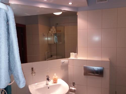 ブワディスワボボにあるApartament Tomulaのバスルーム(洗面台、鏡付)