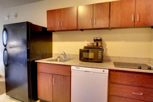 A kitchen or kitchenette at Cobblestone Hotel & Suites - Newton