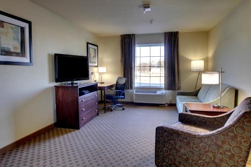 A television and/or entertainment center at Cobblestone Hotel & Suites - Newton