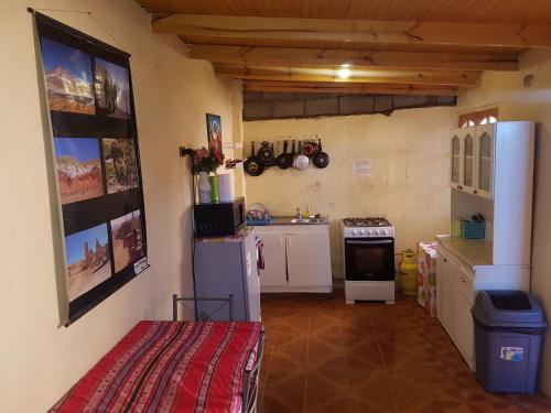 cocina pequeña con nevera y fogones en Hostal Tuyasto en San Pedro de Atacama