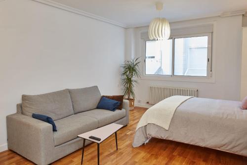 uma sala de estar com um sofá e uma cama em Estudio nuevo centro de Vigo em Vigo