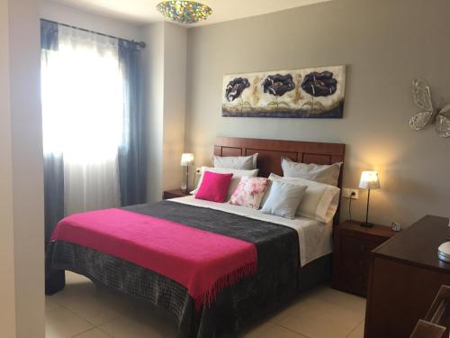 トロクスにあるPiso de Lujo Algarrobo costaのベッドルーム1室(ピンクの毛布付きの大型ベッド1台付)