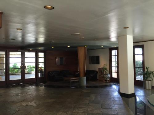 ein Wohnzimmer mit einem großen Zimmer mit Fenstern in der Unterkunft Mikado Hotel in North Hollywood