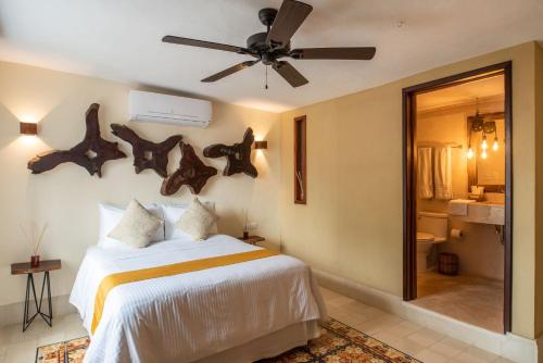 a bedroom with a bed and a ceiling fan at Verde Morada in Valladolid