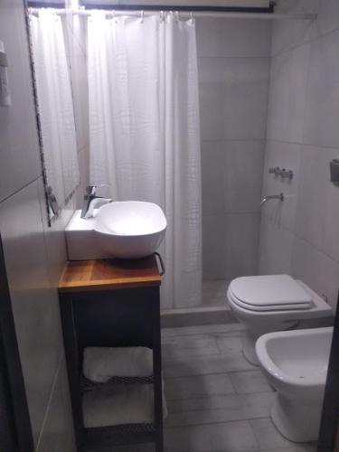 un bagno con lavandino, WC e doccia di Casa confortable a Córdoba