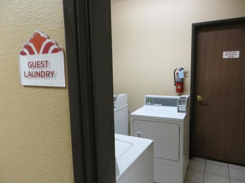 a guest laundry room with a washer and dryer at Hawthorn Suites Las Vegas in Las Vegas