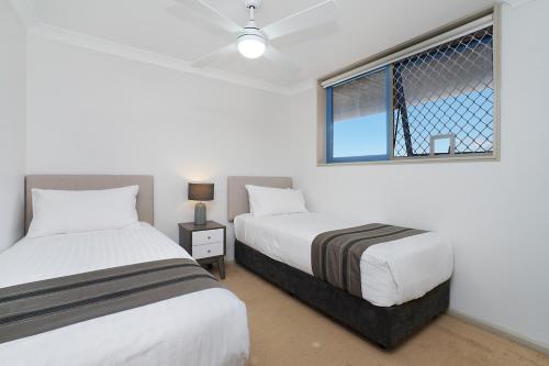 A bed or beds in a room at Newcastle Short Stay Accommodation - Sandbar Newcastle Beach
