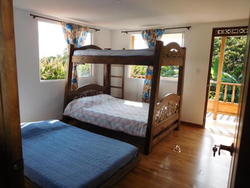 two bunk beds in a room with a window at Casa Campestre La Quinfalia in Luna Park