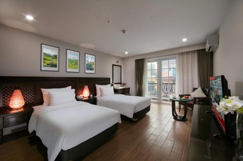 Giường trong phòng chung tại Azure Sapa Hotel