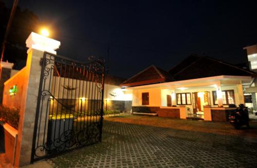 Gallery image of Musafir Guest House Syariah in Solo