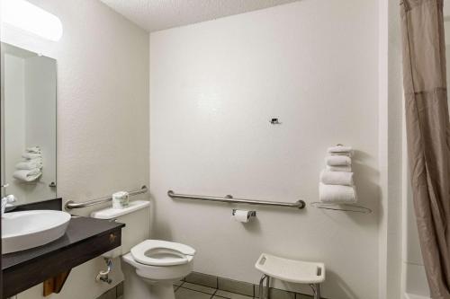 Bilik mandi di Motel 6-Salisbury, MD