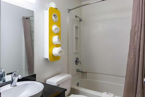 Bilik mandi di Motel 6-Salisbury, MD