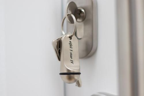 a key to a door with a tag on it at eifel5star - Burgfriedstraße in Daun