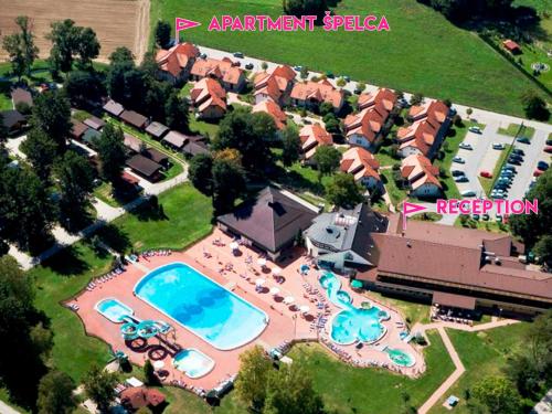 vista aerea di un resort con piscina di Apartma Špelca Banovci a Banovci