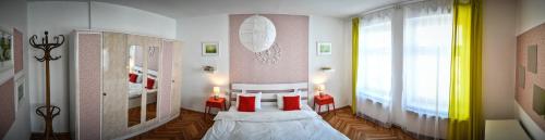 um quarto com uma cama com almofadas vermelhas em Spacious Stylish Apartment in Old Town em Sibiu
